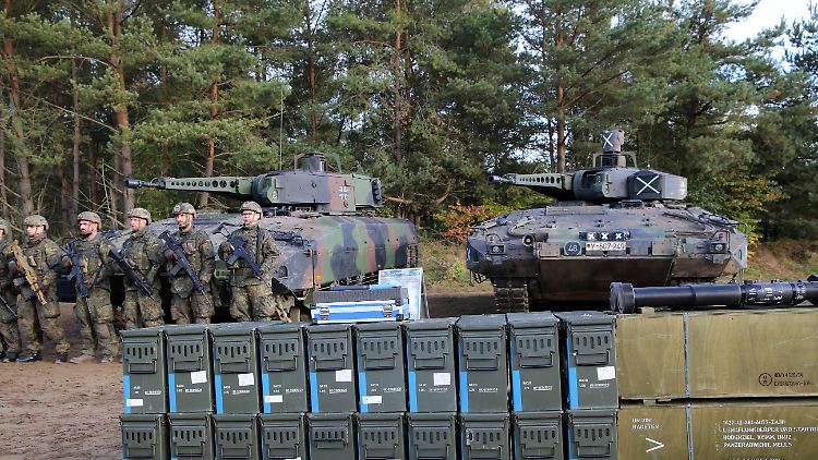 Panzergrenadiere der Bundeswehr mit ihrer Ausrüstung.