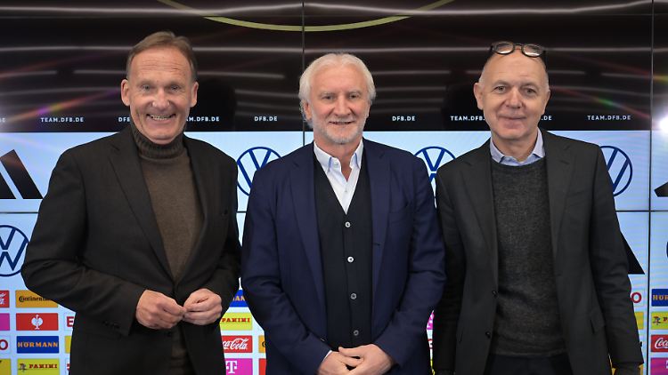 Hans-Joachim Watzke (l.) mit DFB-Manager Rudi Völler und Präsident Bernd Neuendorf.