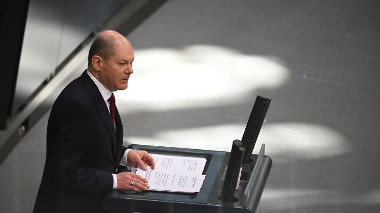 Kurz nach dem russischen Überfall auf die Ukraine erklärte Bundeskanzler Scholz in einer Sondersitzung des Bundestags: "Wir erleben eine Zeitenwende."