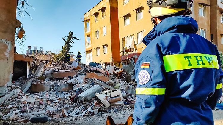 Die internationalen Hilfsteams suchen nach Überlebenden und tragen Schuttberge ab.