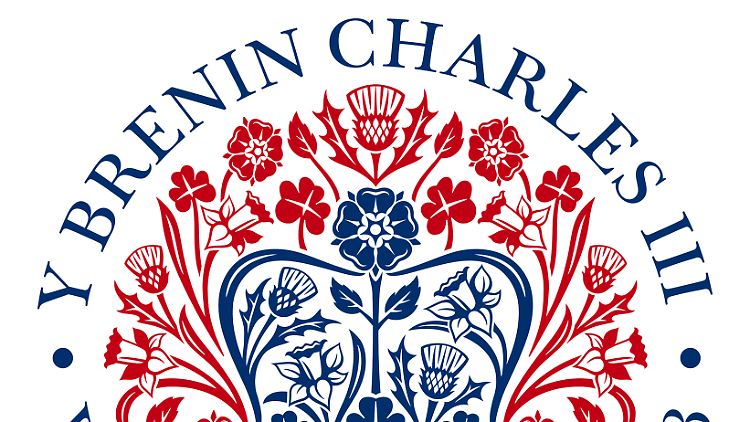 Das Logo zeigt ein Bild mit Blumen in Form der Edwardskrone, die bei der Krönung zum Einsatz kommen wird. 