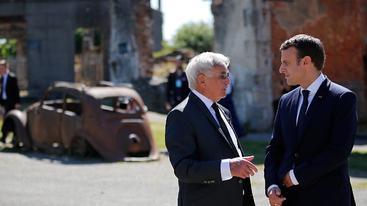 Robert Hébras und der französische Präsident Emmanuel Macron während eines Besuchs in Oradour-sur-Glane im Jahr 2017. Der Ort ist heute eine Gedenkstätte.