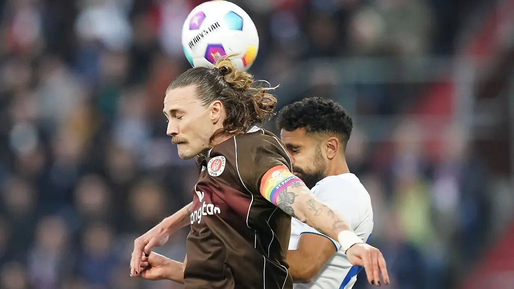 St-Paulis-Jackson-Irvine-l-und-Rostocks-Sarpreet-Singh-kaempfen-um-den-Ball