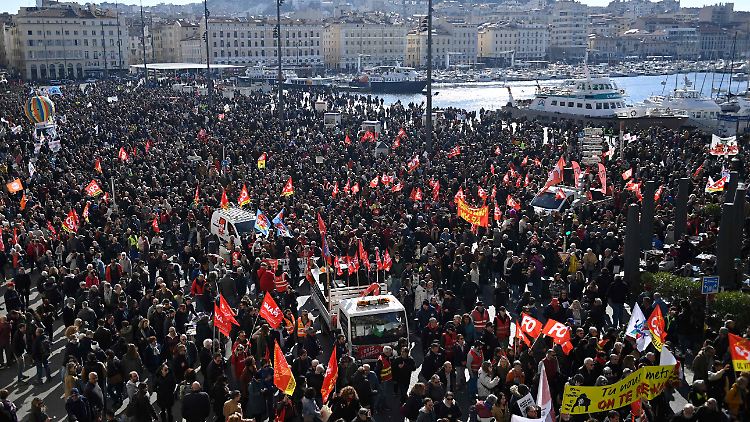 Auch in Marseille gehen viele Menschen auf die Straße, um gegen eine geplante Anhebung des Renteneintrittsalters zu protestieren.