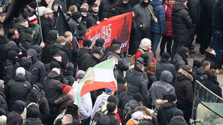 Besonders groß war die Demo der Rechtsextremen nicht, rund 1000 Leute liefen durch Dresden. 