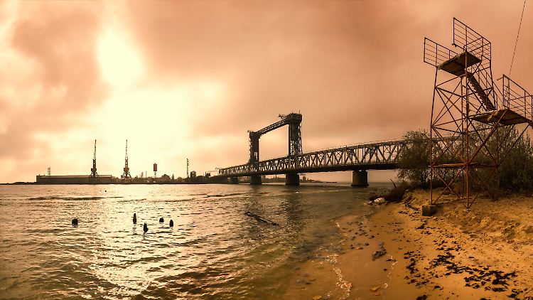 Die Brücke kann sowohl von Autos als auch Eisenbahnen genutzen werden.