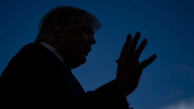 Donald Trump fischt beim Super Bowl am rechten Rand.
