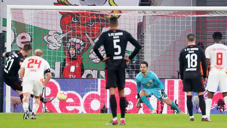 Die Entscheidung: Robin Knoche trifft per Elfmeter zum Sieg für Union Berlin.