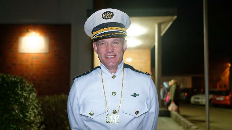 Die Kappensitzung in Gangelt war Ausgangspunkt von Streecks groß angelegter Corona-Feldstudie. Nun ist er als "Love-Kapitän" erneut vor Ort.