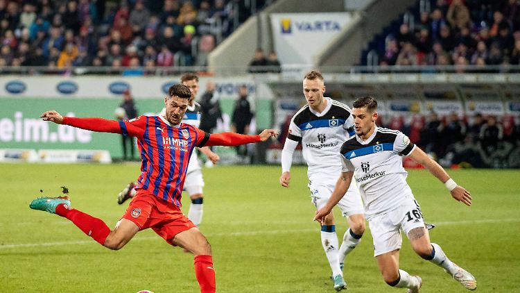Tim Kleindienst trifft, der HSV staunt. Das Bild der ersten Halbzeit im Spitzenspiel.