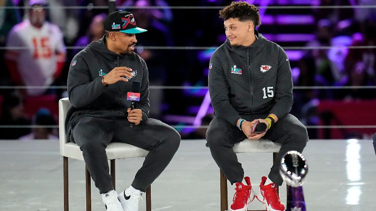 Jalen Hurts (links) und Patrick Mahomes sind bereit für den historischen Super Bowl.
