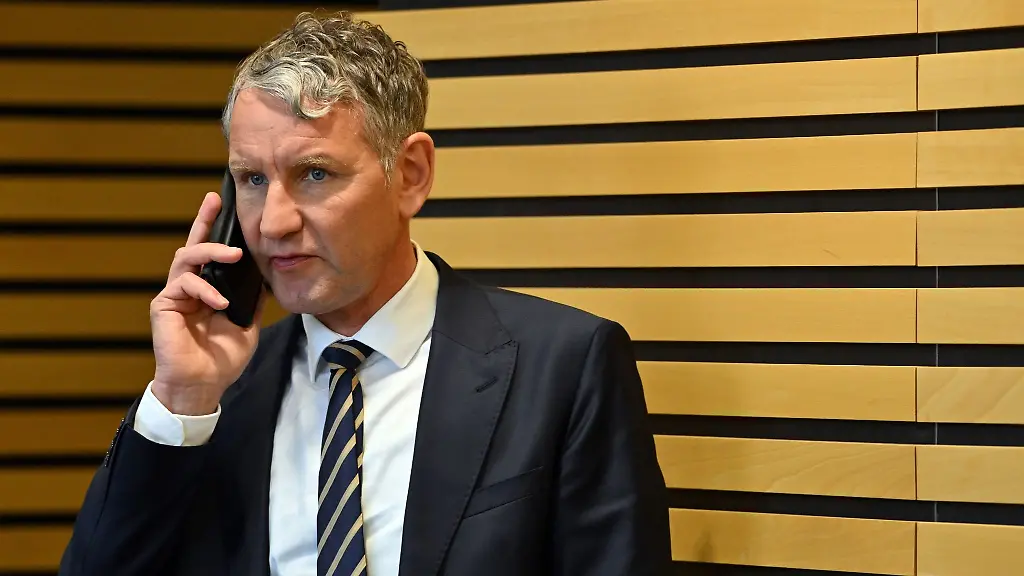 Bjoern-Hoecke-AfD-Fraktionschef-telefoniert-im-Plenarsaal-des-Thueringer-Landtags