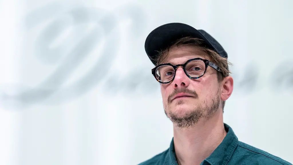 Regisseur-Alexander-Eisenach-steht-auf-der-Buehne-vom-Marstall-einer-Spielstaette-des-Residenztheaters-Bayerisches-Staatsschauspiel-Das-Stueck-Mosi-The-Bavarian-Dream-in-Erinnerung-an-den-Muenchner-Modeschoepfer-Rudolph-Moshammer-wird-am-27-April-uraufgefuehrt