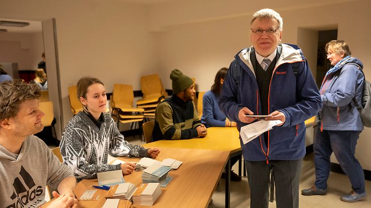Bröchler wählt am Morgen im Stadtteil Pankow.