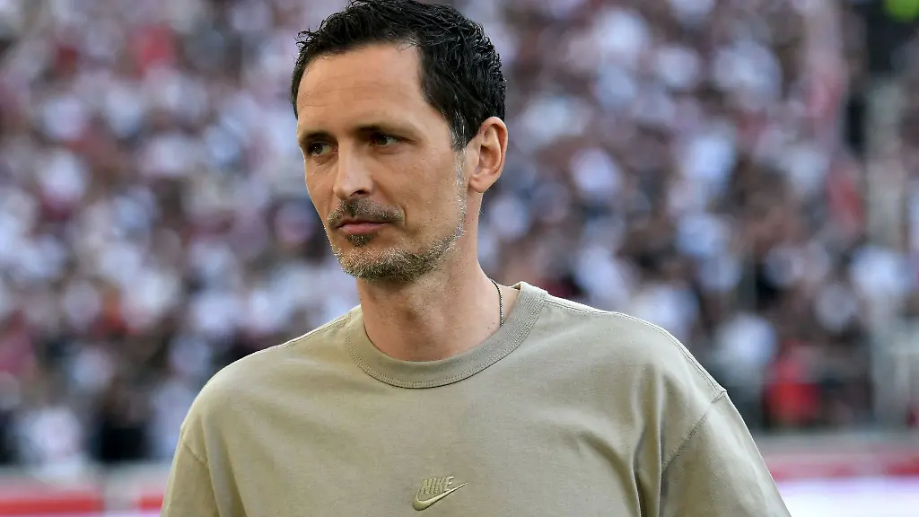 Frankfurts-Trainer-Dino-Toppmoeller-gibt-Interviews-vor-dem-Spiel