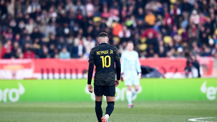 PSG-Star Neymar schleicht unglücklich.