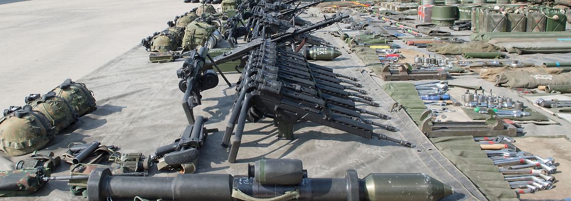 Soldaten des Panzergrenadierbataillons 371 zeigen ihre Ausrüstung, die vor einem Schützenpanzer Marder liegt. Diese Einheit war ein Teil der Nato-Speerspitze oder Very High Readiness Joint Task Force (VJTF).