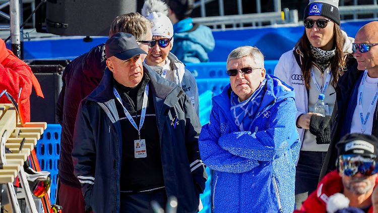Thomas Bach besucht die Alpin-WM und verteidigt seine Position. 
