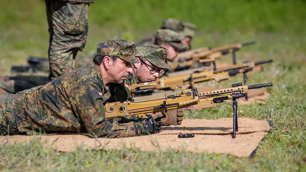 Reservisten-der-Bundeswehr-ueben-waehrend-der-Heimatschutzuebung-National-Guardian-2024-auf-dem-Gelaende-der-Kirchfeld-Kaserne-den-Umgang-mit-einem-Maschinengewehr-vom-Typ-MG5