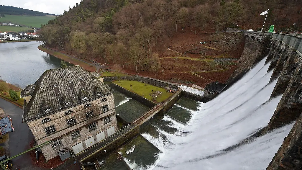 Blick-von-der-Mauerkrone-auf-die-ueberlaufende-Diemeltalsperre-am-11-02-2016-in-Diemelsee-Hessen