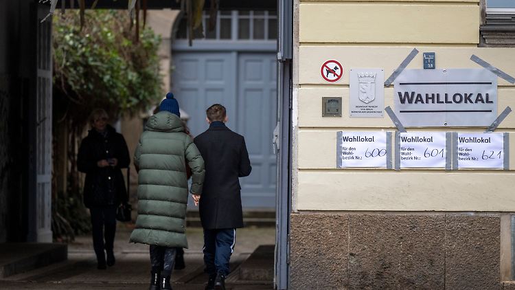 Wähler betreten ein Wahllokal in Prenzlauer Berg.