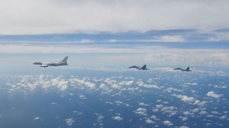 Flugzeuge der chinesischen Volksbefreiungsarmee (PLA) führen im Sommer 2022 Kampfübungen bei Taiwan durch.