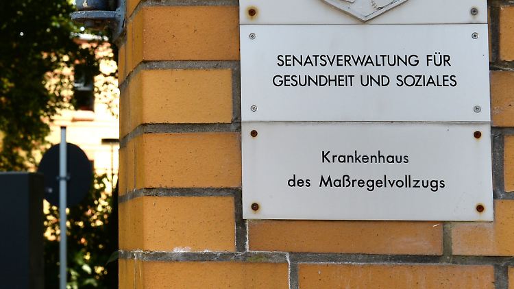 Bei längeren Freiheitsstrafen kann die Haft dabei aufgeteilt werden.
