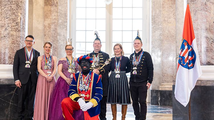 Fototermin mit Ministerpräsident Rhein (l.). Das sogenannte "Blackfacing" wird als rassistisch kritisiert.