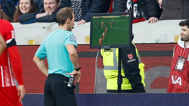 Sascha Stegemann musste am Samstagnachmittag reichlich am TV-Gerät prüfen.