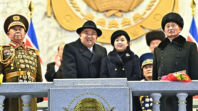 Vor wenigen Tagen wohnten Kim Jong Un und seine Tochter erneut gemeinsam einer Militärparade bei.