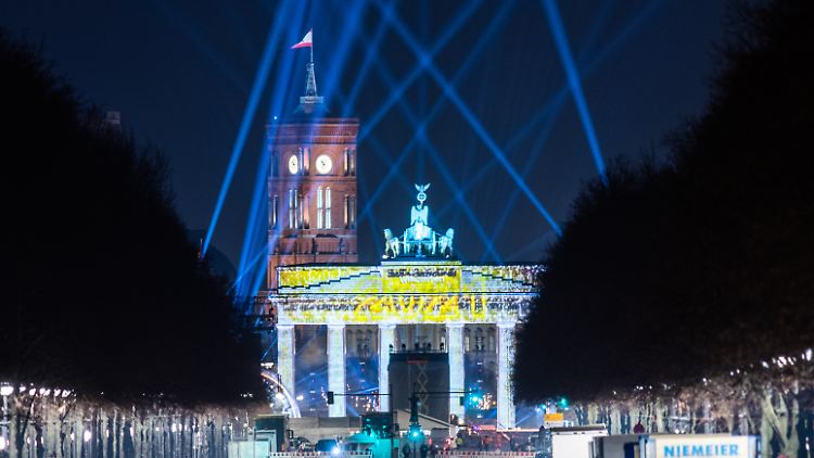 Das Rote Rathaus hinterm Brandenburger Tor. Regiert dort künftig Kai Wegner?