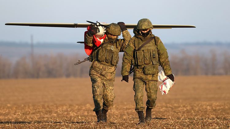 Russische Soldaten mit einer Aufklärungsdrohne im Süden der Ukraine. 
