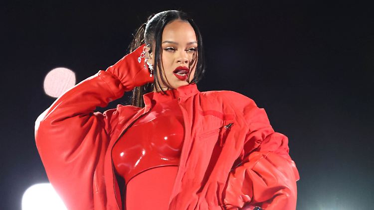 Nix verlernt, trotz mehrerer Jahre ohne Bühnen-Auftritt: Rihanna beim Super Bowl.