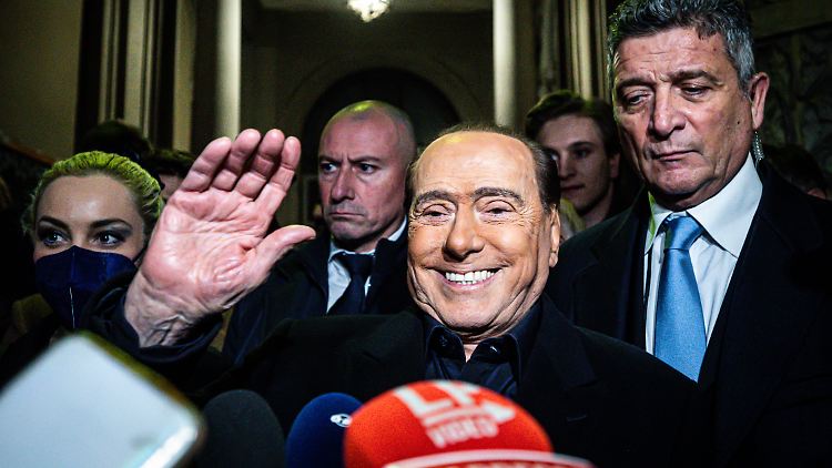 Berlusconi fordert die USA auf, Druck auf Selenskyj auszuüben. 
