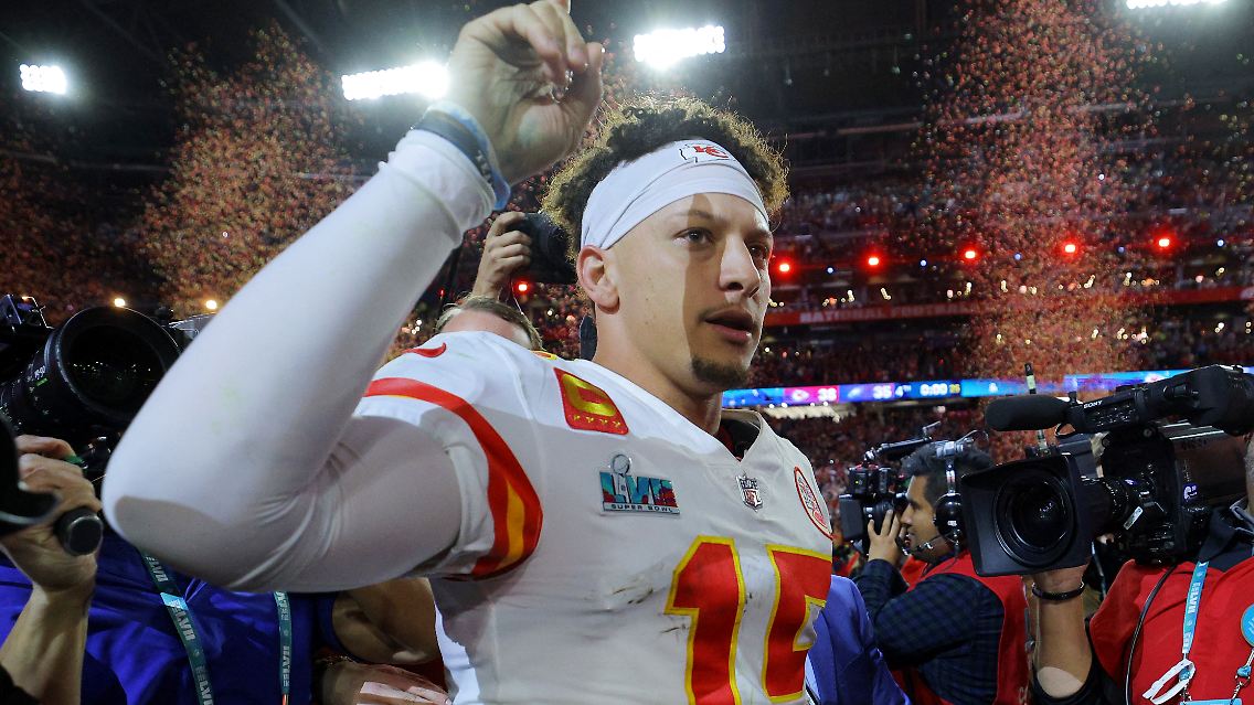 Patrick Mahomes sprang nach dem historischen Super-Bowl-Spektakel von Glendale durch den rot-gelben Konfettiregen, als hätte es seine Knöchelverletzung nie gegeben.