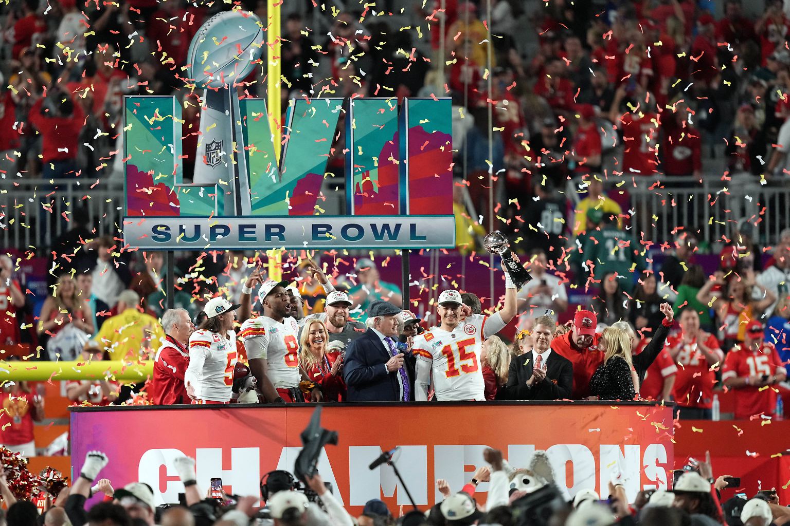 Patrick Mahomes sprang nach dem historischen Super-Bowl-Spektakel von Glendale durch den rot-gelben Konfettiregen, als ...