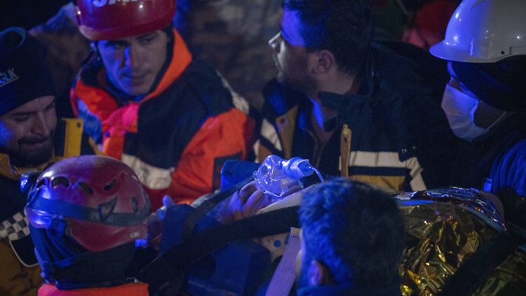 Sogar mehr als 160 Stunden nach den Erdbeben in der Türkei und Syrien finden die Retter noch Überlebende wie die 44-jährige Naime Sakar.