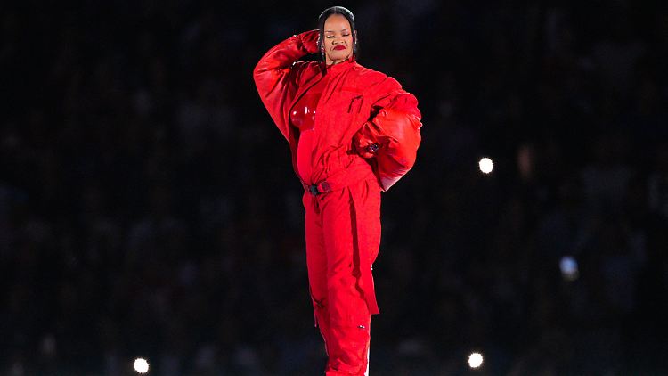 Präsentierte beim Superbowl ihren Babybauch: Rihanna.