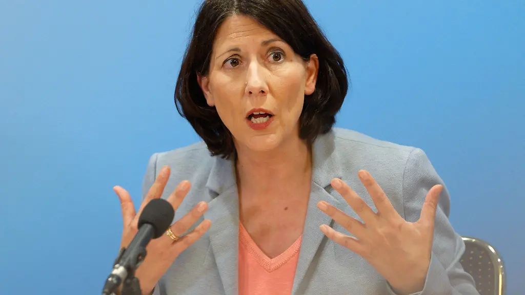 Daniela-Schmitt-FDP-Ministerin-fuer-Wirtschaft-Verkehr-Landwirtschaft-und-Weinbau-des-Landes-Rheinland-Pfalz-sitzt-bei-einer-Pressekonferenz-auf-dem-Podium