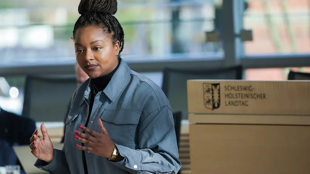 Aminata-Toure-Buendnis90-Gruene-Ministerin-fuer-Soziales-Jugend-Familie-Senioren-Integration-und-Gleichstellung-in-Schleswig-Holstein-spricht-bei-einer-Sitzung-des-Landtags-von-Schleswig-Holstein-im-Plenarsaal-im-Landeshaus