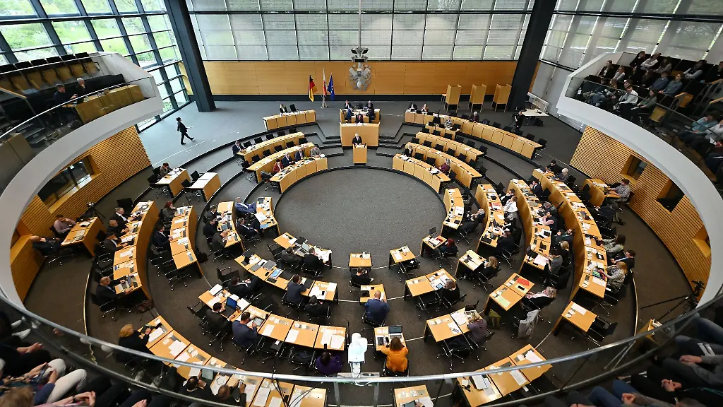 Blick-in-den-Plenarsaal-des-Thueringer-Landtags-waehrend-der-Sitzung