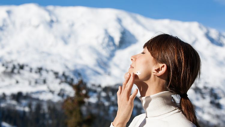 Bei Schnee und wolkenlosem Himmel ist Sonnenschutz im Winter besonders wichtig. 