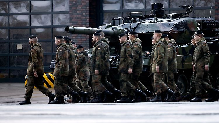 Es sei ein großes Versäumnis, dass nach der Entscheidung, der Ukraine Waffen zu liefern, nicht sofort nachbestellt wurde, findet Strack-Zimmermann.