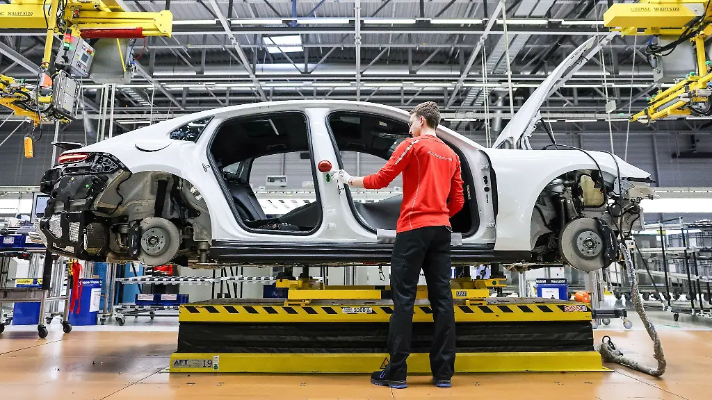 Ein-Mitarbeiter-montiert-einen-Porsche-Panamera-im-Werk-Leipzig