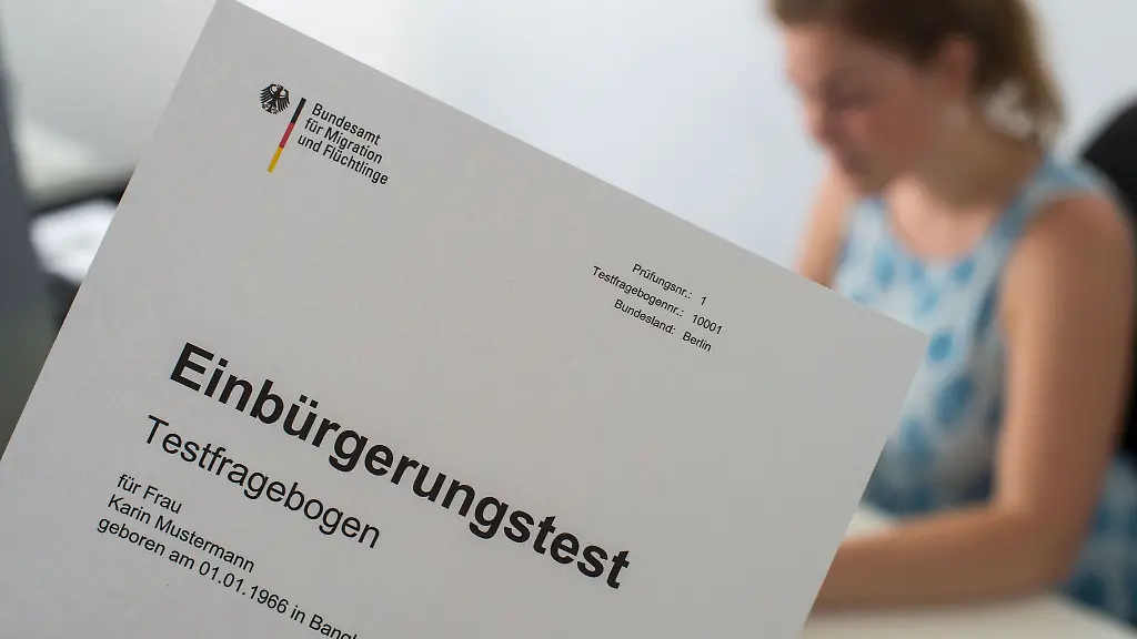 Ein-Testbogen-von-einem-Einbuergerungstest-wird-an-einem-Tisch-ausgefuellt