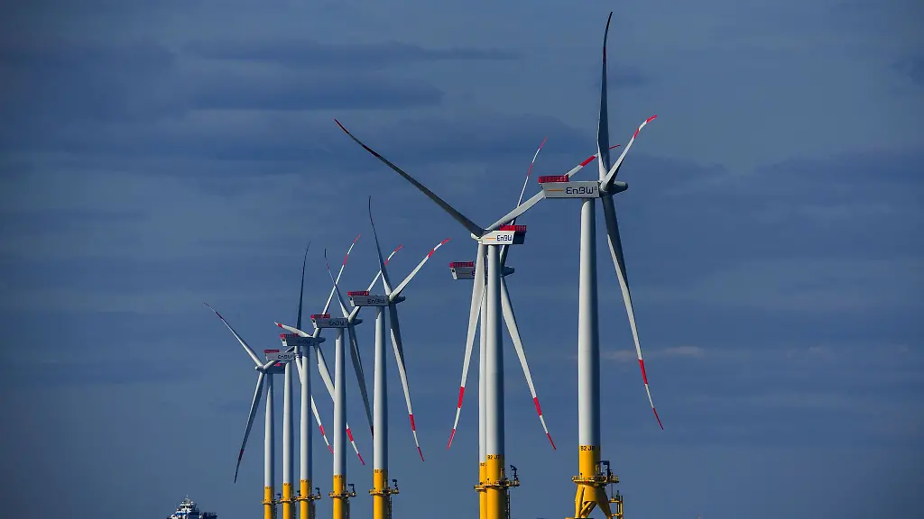 Serviceboote-bringen-Monteure-zu-den-Windraedern-des-Offshore-Windparks-Baltic-2-in-der-Ostsee-vor-der-Insel-Ruegen