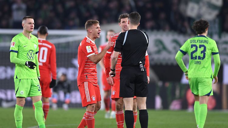 Joshua Kimmich im Gespräch mit Schiedsrichter Harm Osmers. 