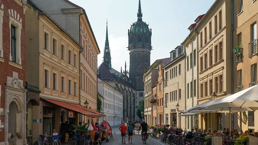 Blick-zur-Schlosskirche-in-der-Innenstadt-von-Lutherstadt-Wittenberg