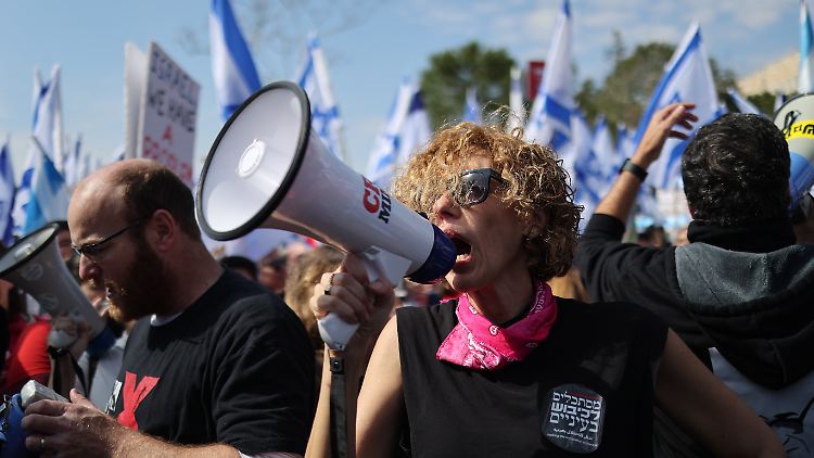 Seit Wochen demonstrieren Zehntausende Israelis gegen das Vorhaben der Regierung.