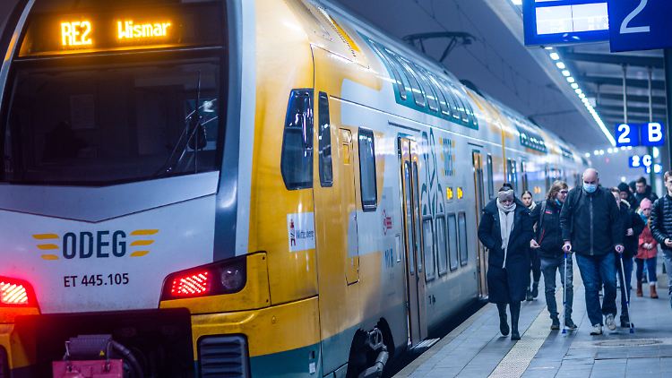 Die Freude über das "Deutschlandticket" für 49 Euro könnte einem Bericht zufolge 2024 schon wieder vorbei sein. 